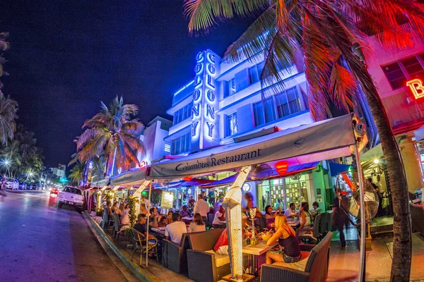 La gente disfruta de la noche en el restaurante Columbus al lado de famo — Foto de Stock