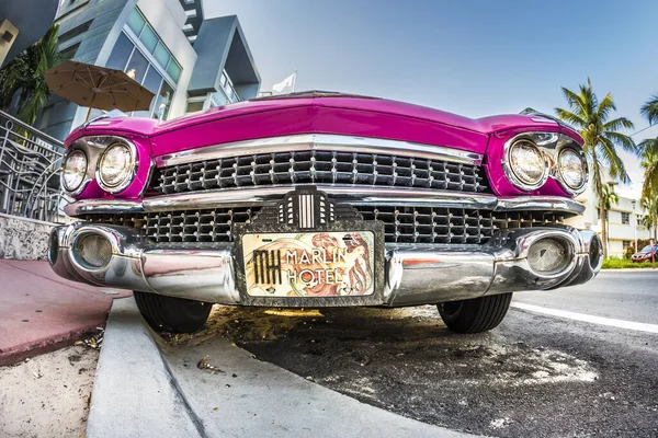 Cadillac vintage auto geparkeerd op ocean drive in miami beach — Stockfoto