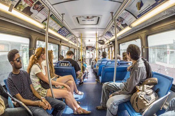Mensen in de binnenstad metro bus in miami, Verenigde Staten — Stockfoto