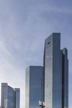 Deutsche Bank merkez kulesi, modern bir gökdelen.