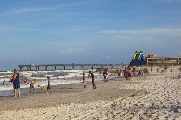 İnsanlar Sankt Augustine 'de güneşli bir öğleden sonra kumsalın keyfini çıkarıyorlar., — Stok fotoğraf