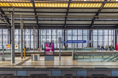 İnsanlar Friedrichstras 'daki Berlins merkez s-Bahn istasyonuna acele ediyor.