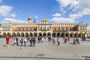 İnsanlar Sukiennice 'i Krakow, Pol' daki Ana Pazar Meydanı 'nda ziyaret ediyor.