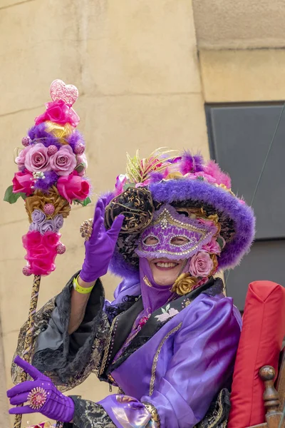 İnsanlar Mirabelle Erik Festivali 'ndeki gösterinin tadını çıkarıyor. — Stok fotoğraf