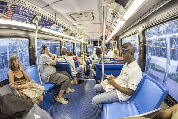 Personas en el centro de Metro bus en Miami, EE.UU.. Metrobus operar — Foto de Stock