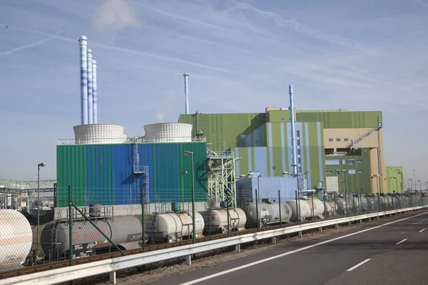 Industriepark in Frankfurt-Hoechst mit Schienen und Kraftwerk — Stockfoto