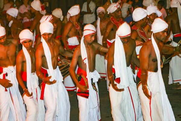 年轻舞蹈演员参加康提的佩拉赫拉节 — 图库照片