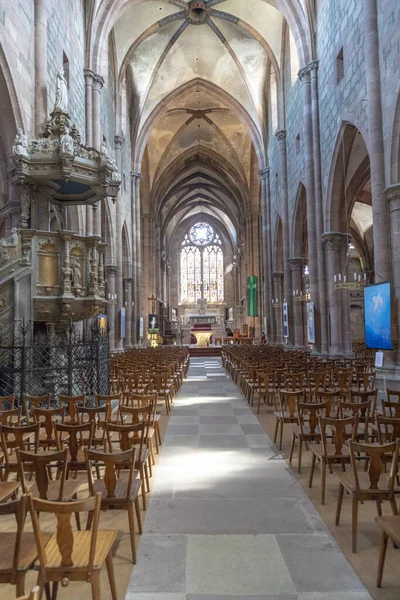 Dentro de la iglesia de St. Faiths con ventanas coloridas en Selestat —  Fotos de Stock