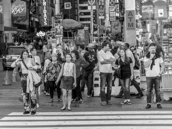 People wait at a pedestrian crossing  at times square in late af — Φωτογραφία Αρχείου