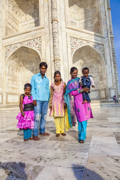 인도에서 타지마 할을 방문 하는 사람들이 — 스톡 사진
