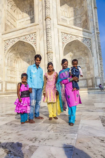 Menschen besuchen den Taj Mahal in Indien — Stockfoto