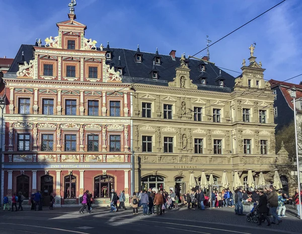 Lidé v jedné z centrálních ulic města Erfurt, Germ — Stock fotografie