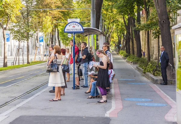 Люди ждут на автобусной остановке в центре Вены — стоковое фото