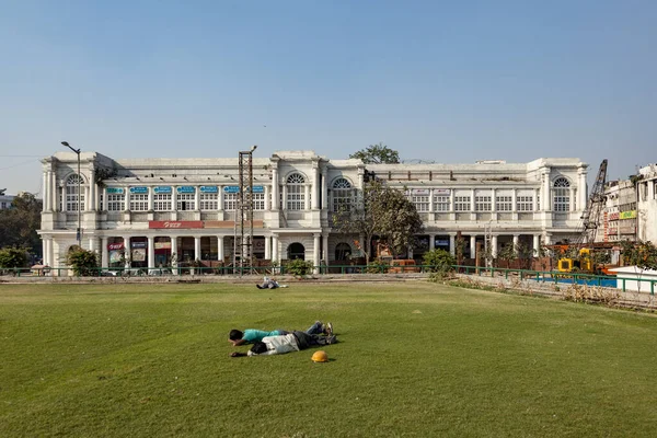 People rest at Connaught Place. It is one of the largest financi — Stock Photo, Image
