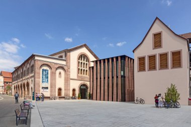 Selesta 'daki hümanist kütüphanenin önündeki insanlar.