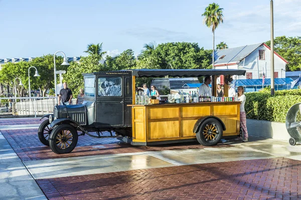 Les gens profitent du coucher de soleil à Mallory Square avec des boissons mélangées — Photo