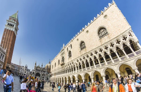 Grupo de jóvenes posan frente a la basílica de la iglesia de San Marco — Foto de Stock