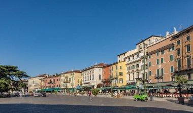 İnsanlar Verona 'daki Piazza Sütyen' de yürümeyi seviyor.