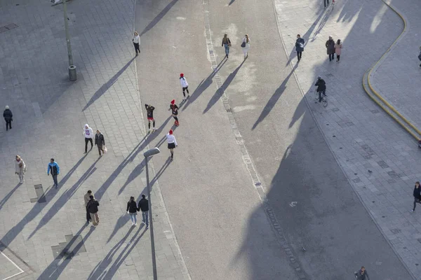 Les gens vont faire du shopping au centre commercial piéton Mile the Zeil — Photo