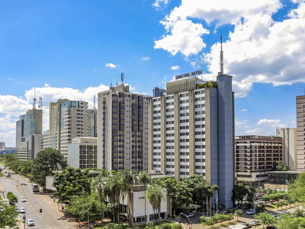 Vue sur les bâtiments modernes avec croisement de rue à Brasilia — Photo