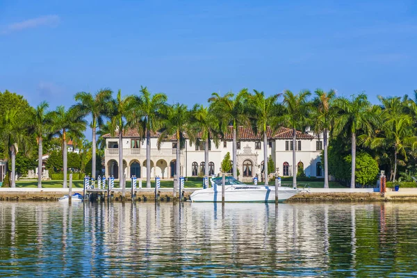 Casas de luxo no canal em Miami Beach — Fotografia de Stock