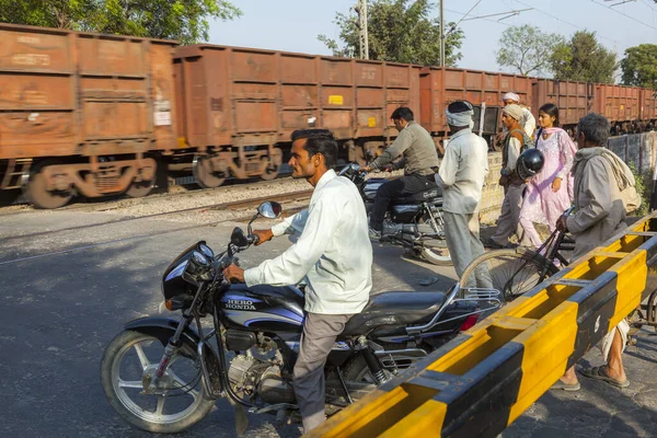 People wait at the railway crossing near Fatehpur Sikri, India. — Stock Photo, Image