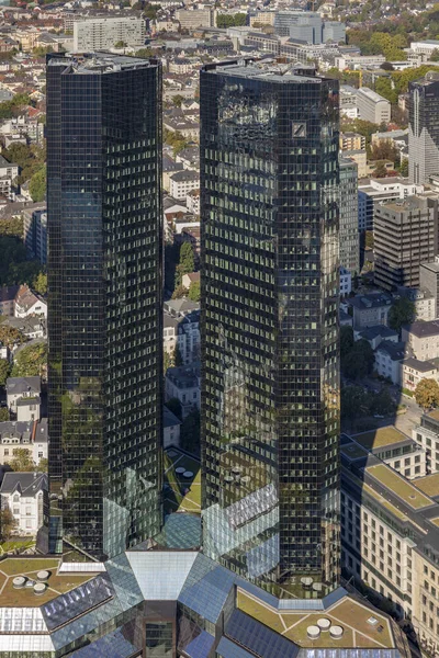 Vista al rascacielos de Deutsche Bank en Frankfurt — Foto de Stock