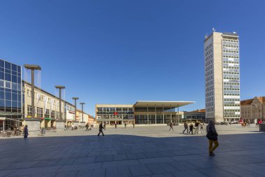 Neubrande 'de sosyalist sanat binaları olan merkezi pazar yeri