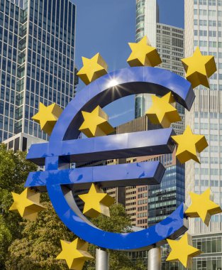 Frankfurt 'ta ufuk çizgisinin önündeki Euro sembolü am Main   