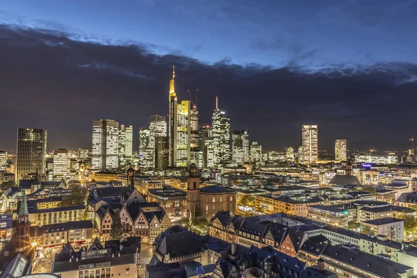 Vista panorâmica para Frankfurt com rio à noite — Fotografia de Stock