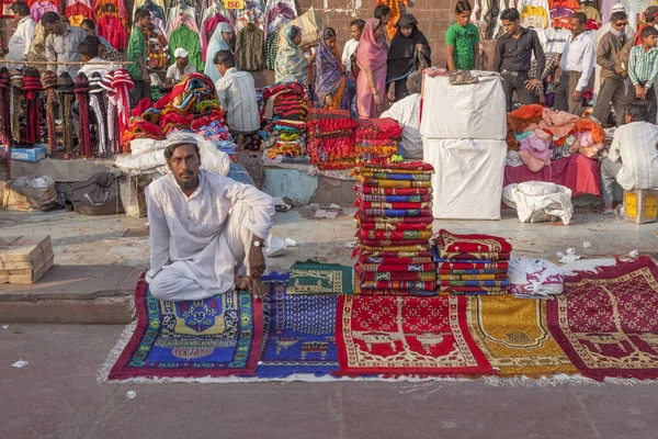 Hombre musulmán vende alfombras para rezar en el mercado central Mee —  Fotos de Stock