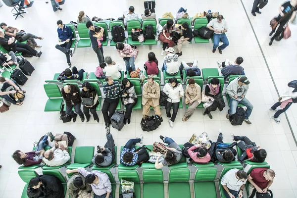 As pessoas esperam em bancos para a partida de seu voo em Suva — Fotografia de Stock