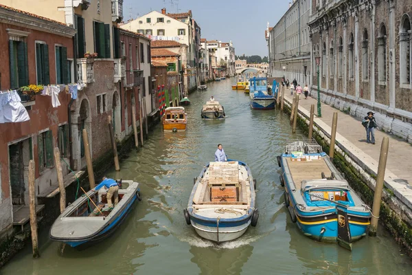 Personnes transportent des marchandises sur un navire au canal étroit à venice w — Photo