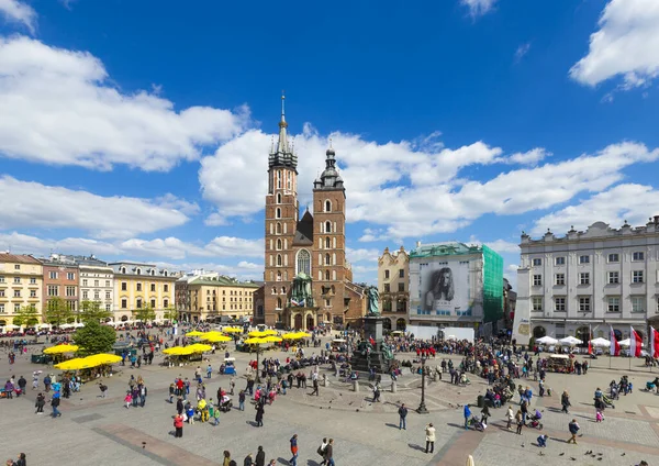 Krakow şehrinde Pazar Meydanı'nda turistler — Stok fotoğraf