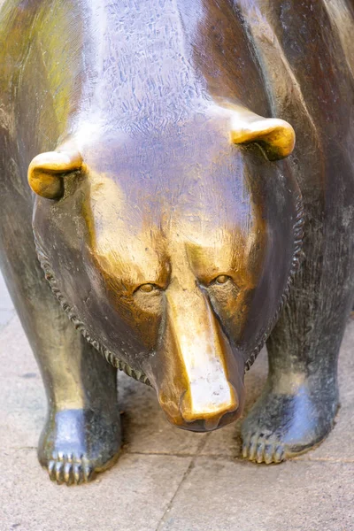 Socha medvěda a býka před burzou cenných papírů ve Frankfurtu — Stock fotografie