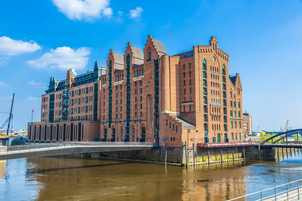 Famoso velho Speicherstadt em Hamburgo com a marit internacional — Fotografia de Stock