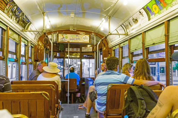 As pessoas viajam com o famoso carro velho Street — Fotografia de Stock