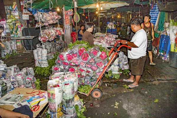 La gente vende rosas frescas por la noche en el mercado de flores Pak klong —  Fotos de Stock