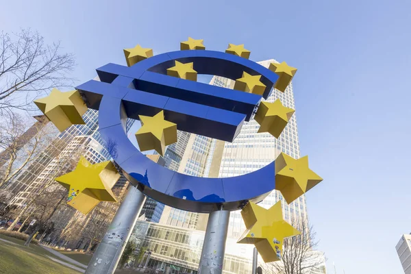 Symbole de l'euro devant la vieille banque centrale européenne — Photo