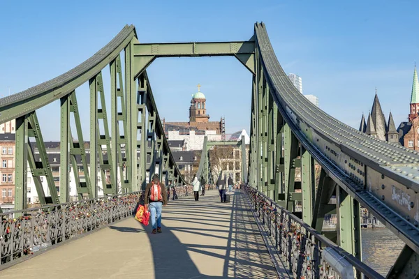 Iron bridge, Eiserner Steg, żelaza kładka jest kładka leadin — Zdjęcie stockowe