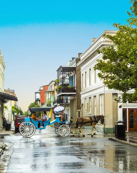 People do a horse coach trip in the old french Quarter — Stock Photo, Image