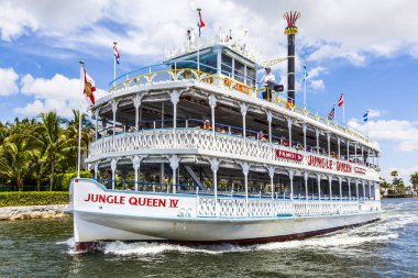ile orman Kraliçe riverboat seyir