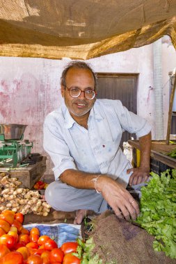 İnsanlar taze meyve ve sebzelerini açık havada satıyorlar.