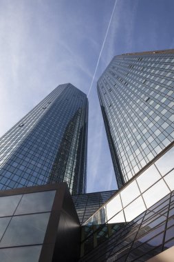 Deutsche Bank merkez kulesi, modern bir gökdelen.