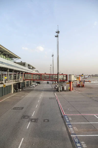Letadla na bráně v moderní terminál 2 v Hamburku — Stock fotografie