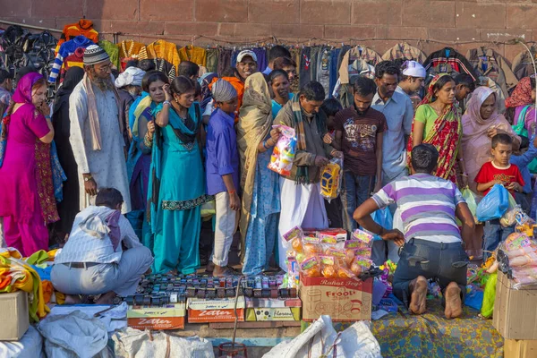 Les gens tôt le matin aller faire du shopping au marché central Meena — Photo