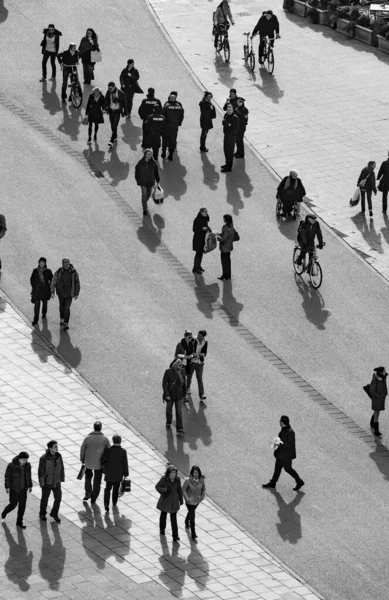 Lidé na ulici s dlouhými stíny — Stock fotografie