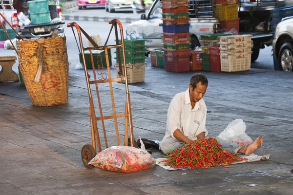 Man sells fresh chili at at the street in chinatown of Bangkok — Stock Photo, Image