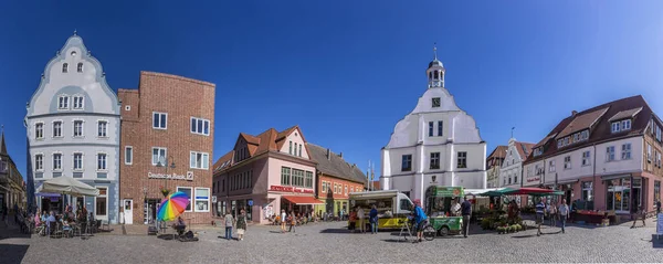 La gente disfruta de la iglesia gótica de St Petri en Wolgast bajo el cielo azul wi —  Fotos de Stock