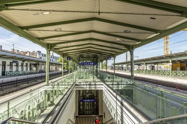 Menschen am Bahnhof Wien heiligenstadt — Stockfoto